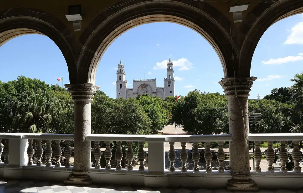 Catedral de Mérida vista entre arcos coloniales