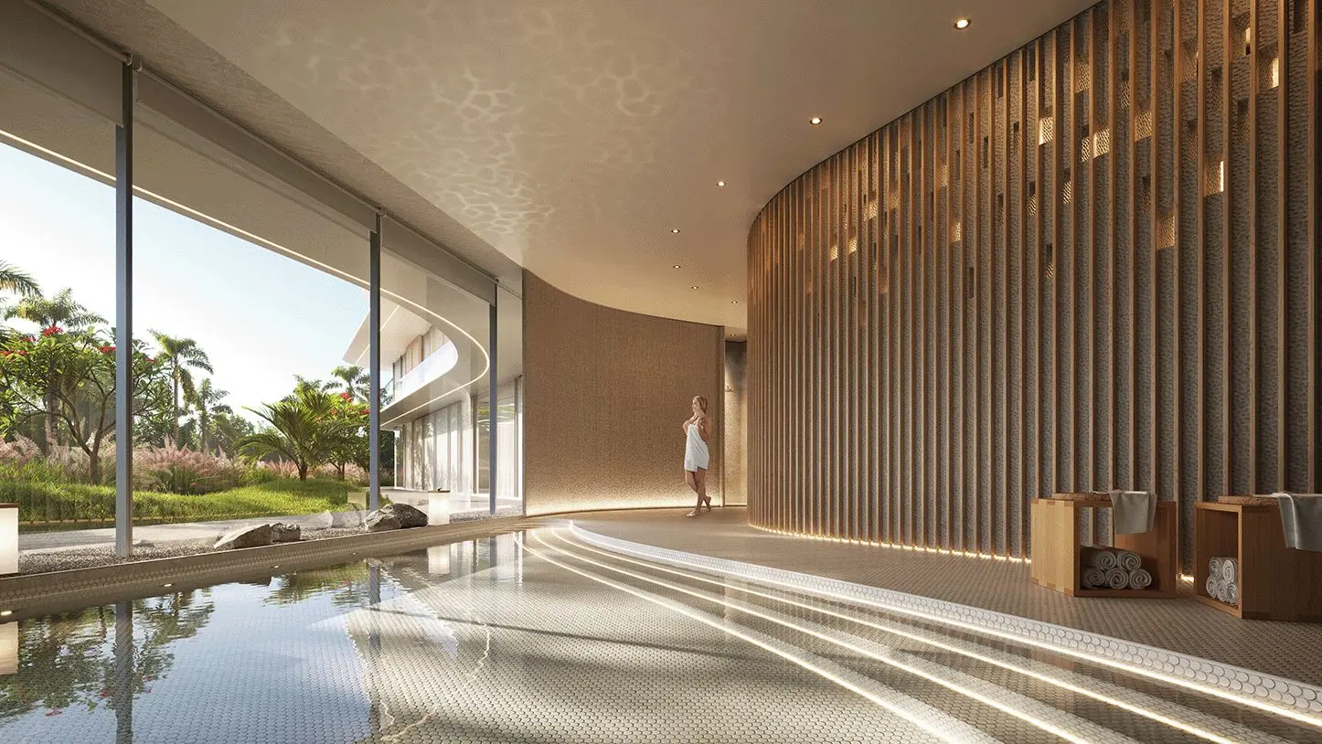 Spa con alberca interior y muro de madera